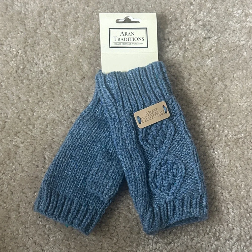 Aran Traditions Blue Knit Fingerless Gloves NWT